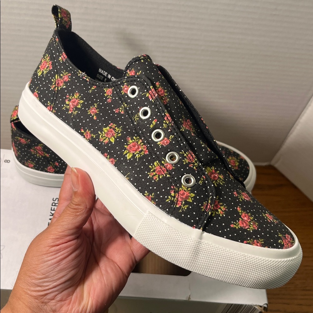 NWT Serra Ladies Canvas Sneakers Black Floral Casual Slip on Shoes Size 8 - Picture 14 of 15